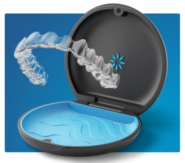 Alinhador transparente Invisalign mostrado na página da Dra. Victória Santos